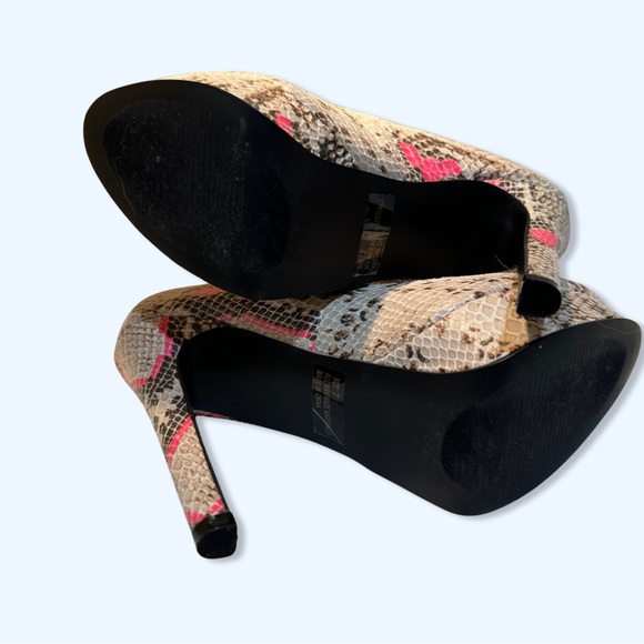 Qupid snakeskin platform 5” pump Sz7, grey and fushia - Picture 5 of 5